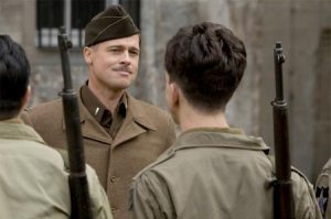 Brad Pitt encarnando o sulista de sotaque tão forte quanto sua brutalidade, 'Aldo Raine'